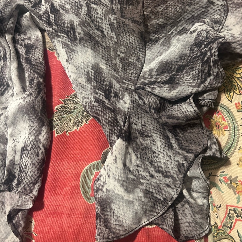 Vince Camuto Monochrome Snake Print Blouse - Picture 4 of 5